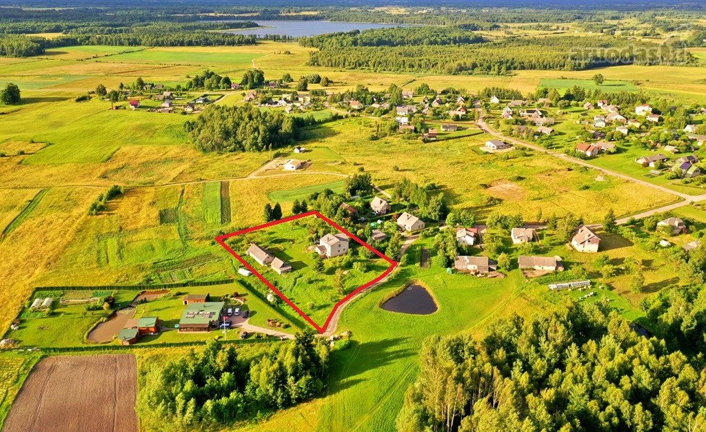 Molėtų priemiestyje parduodamas erdvus dviejų