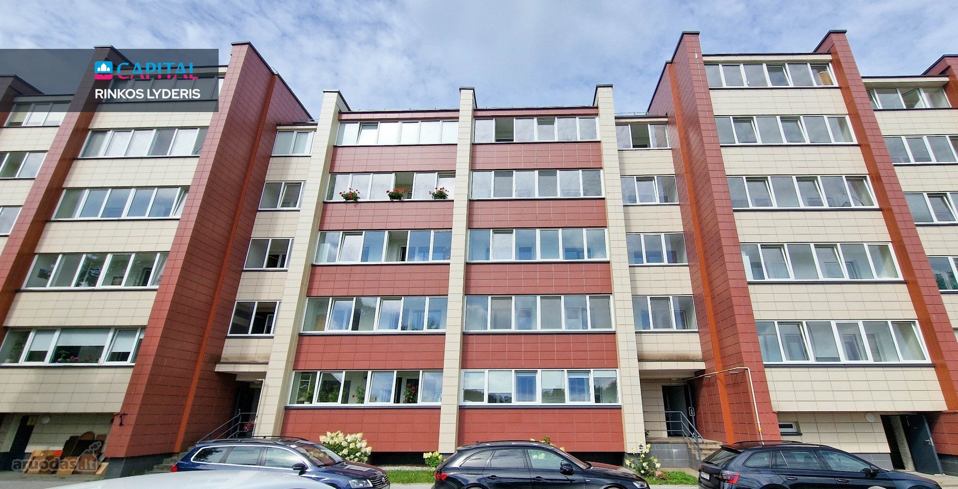 Renovuotame Name Parduodamas Trijų Kambarių