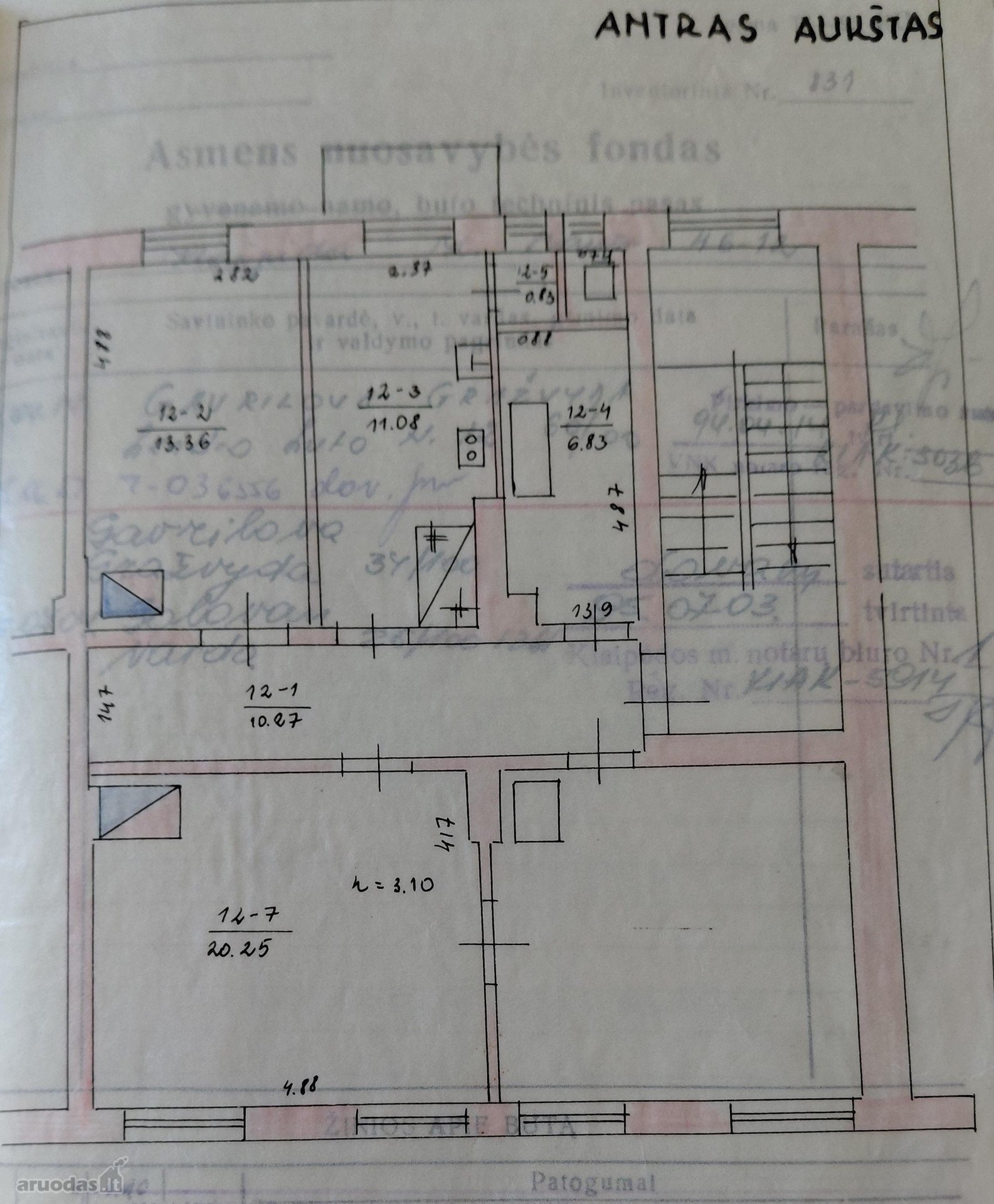Namas1928 metu. Butas su aukstom lubom,