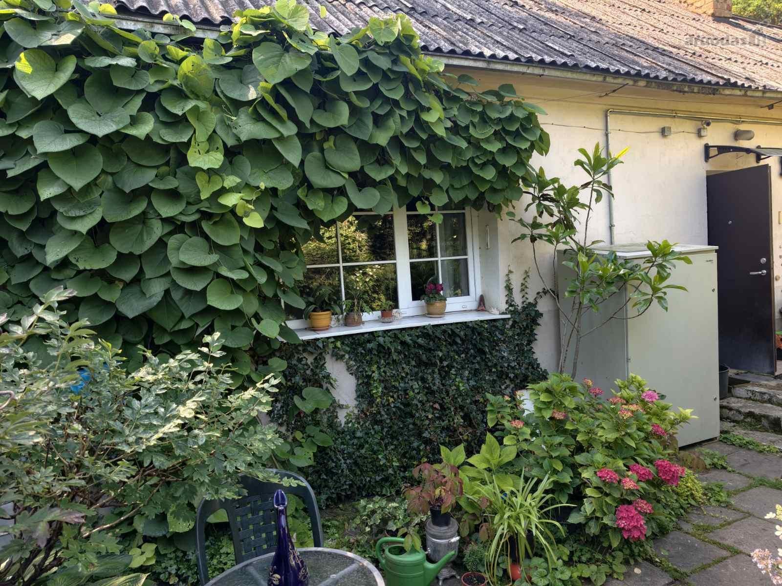 Parduodama namo dalis su sklypu už paprasto