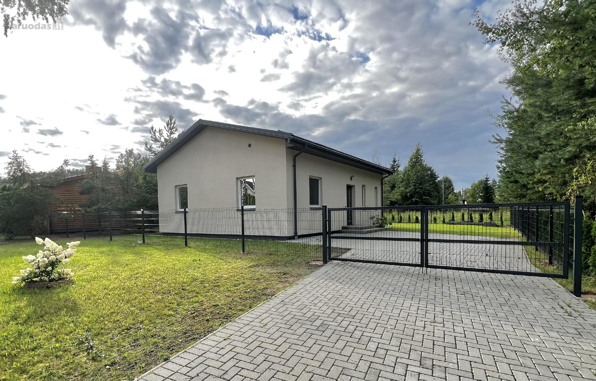 Jaukus 3 kambarių namas Didžiojoje Riešėje