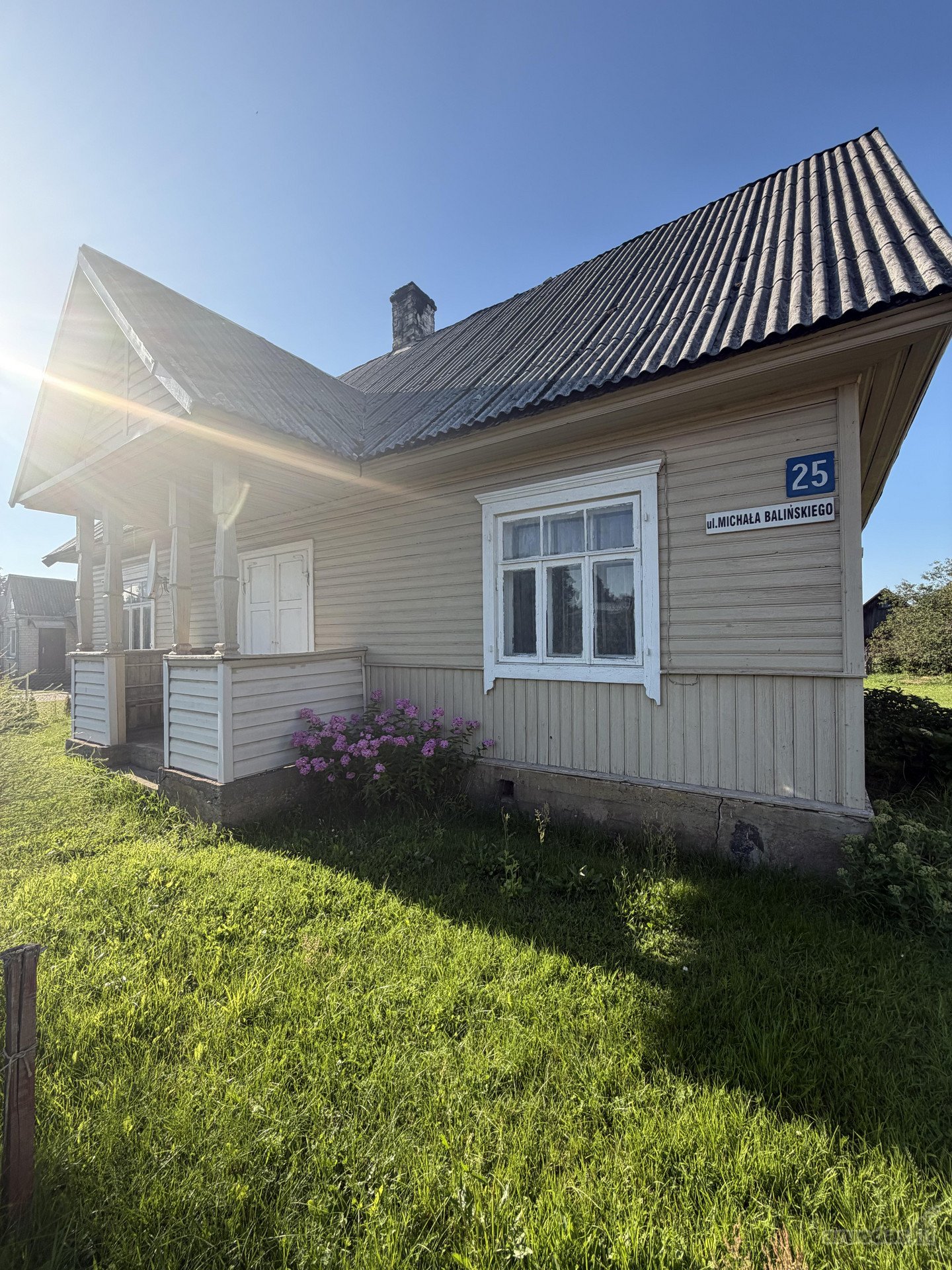 Parduodamas namas su erdviu 28 arų sklypu