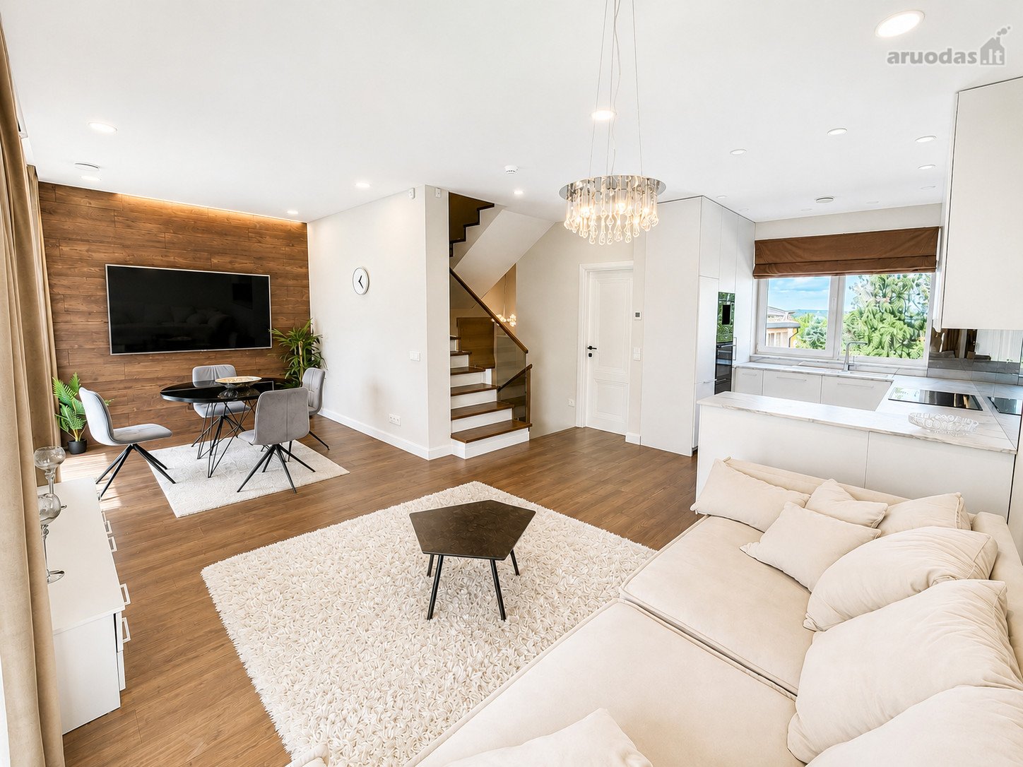 Parduodamas 132 m² kotedžas su garažu, terasa