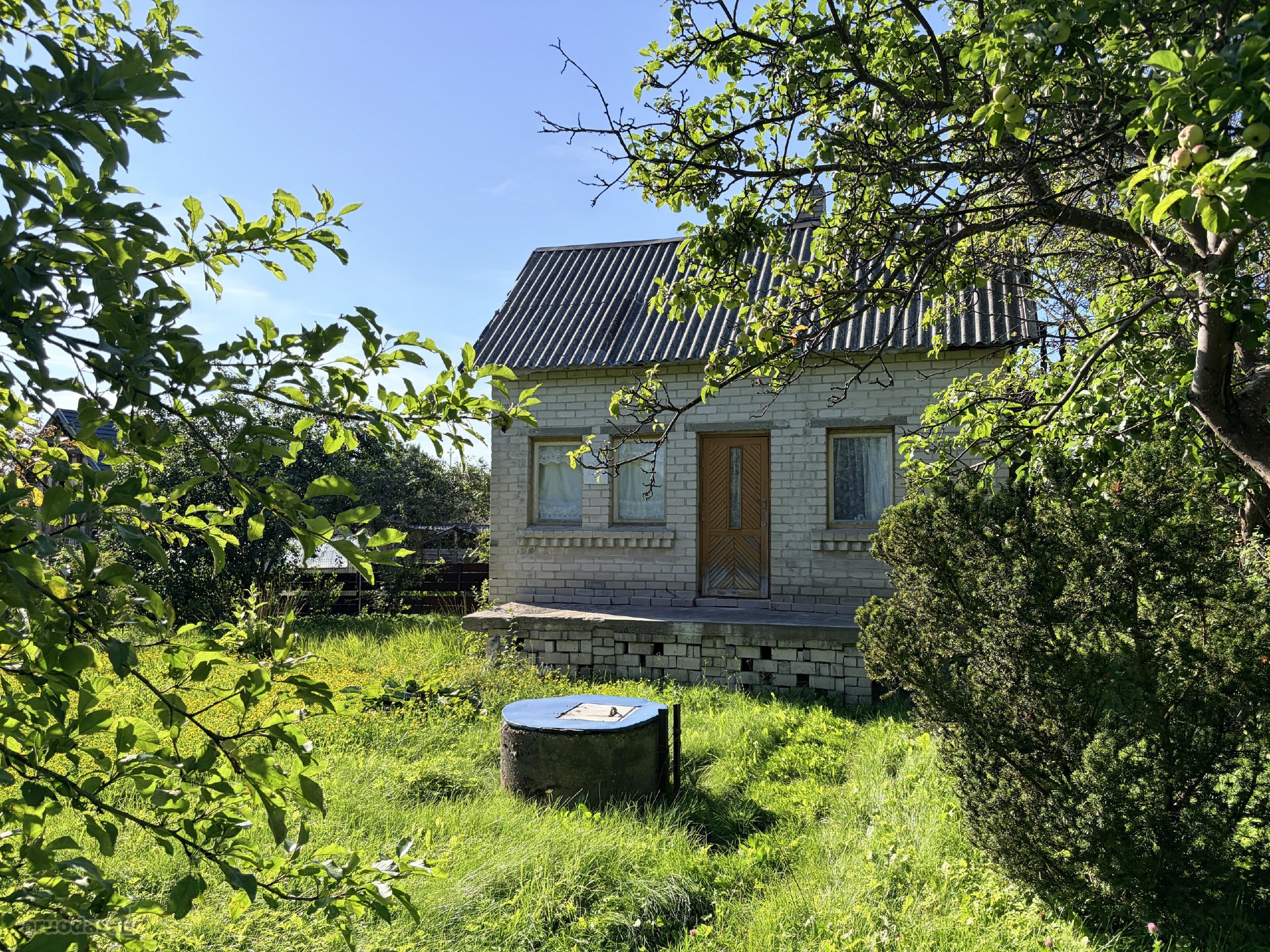 Labai Ramioje Vietoje, Eglučių Gatvėje,