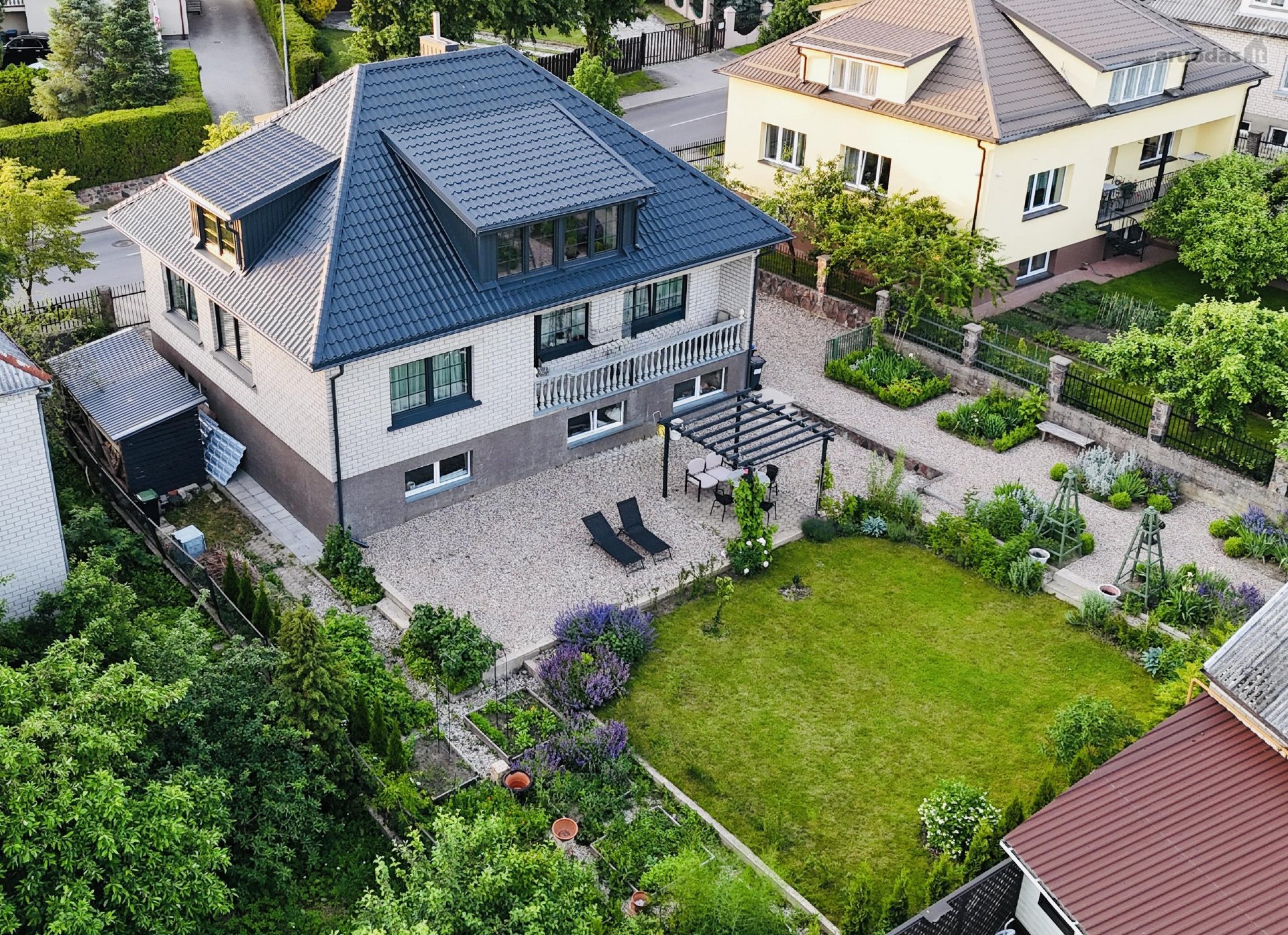 Garažas po namu (elektriniai vartai),