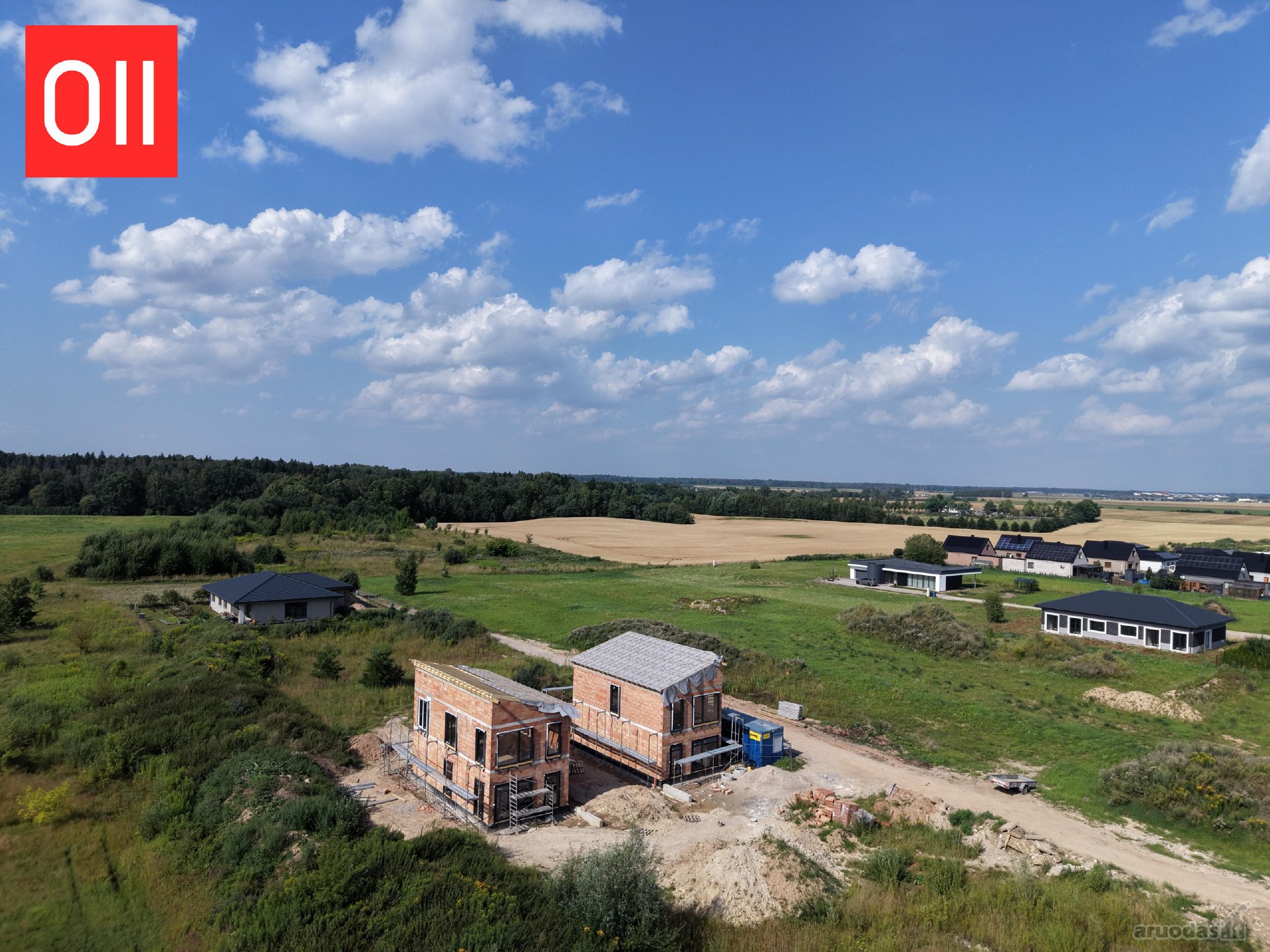 Parduodami modernios architektūros vienbučiai