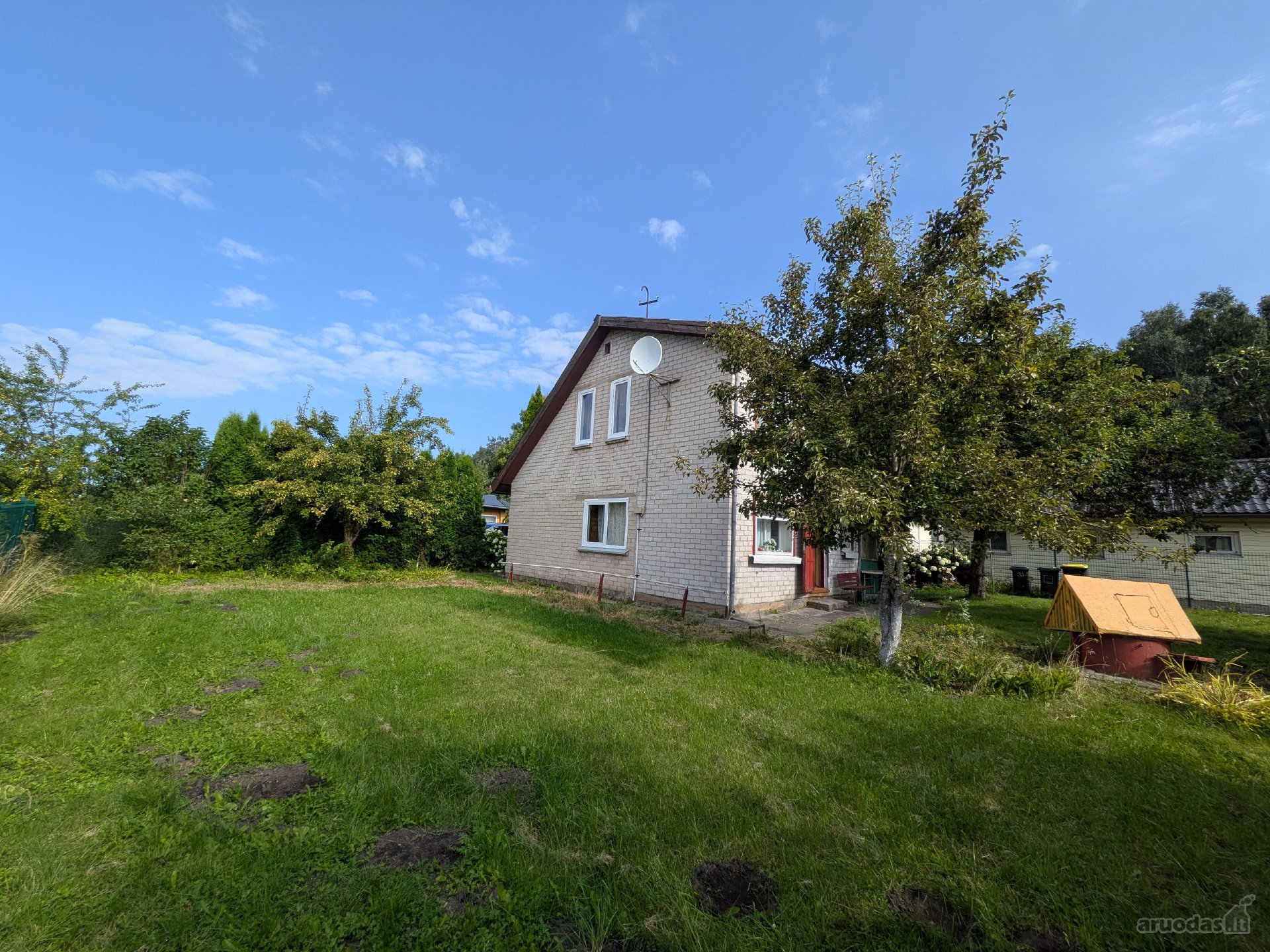 Šernų soduose parduodamas jaukus mūrinis sodo