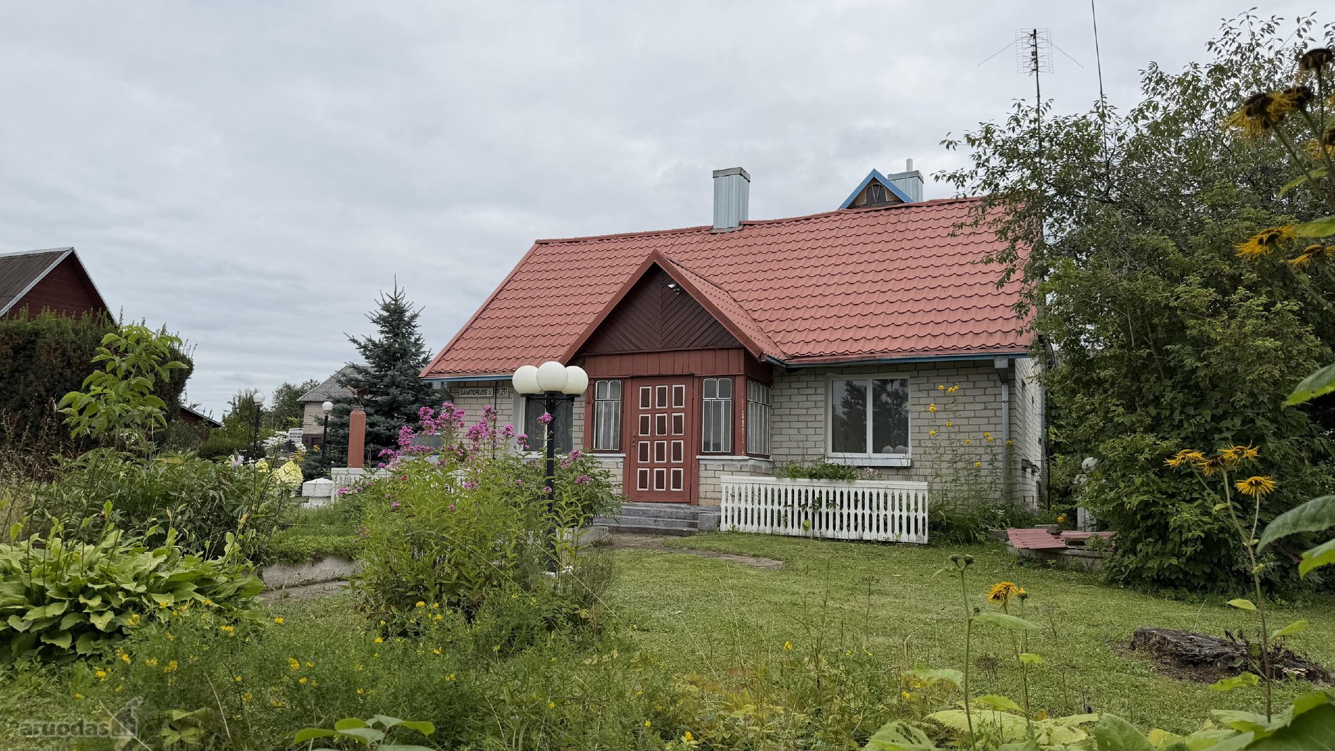 Parduodamas 66 arų sklypas su gyvenamuoju