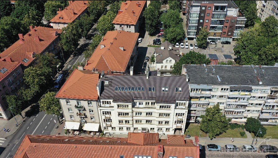 Parduodami du administraciniai pastatai su