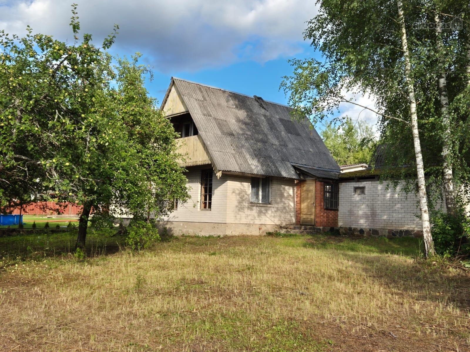 Karkasinis namas sodo sklype su ūkiniu