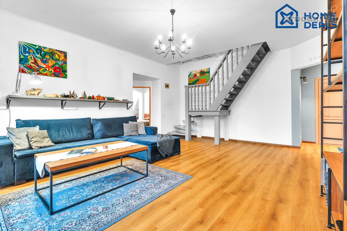 Šis erdvus ir autentiškas dviejų aukštų butas