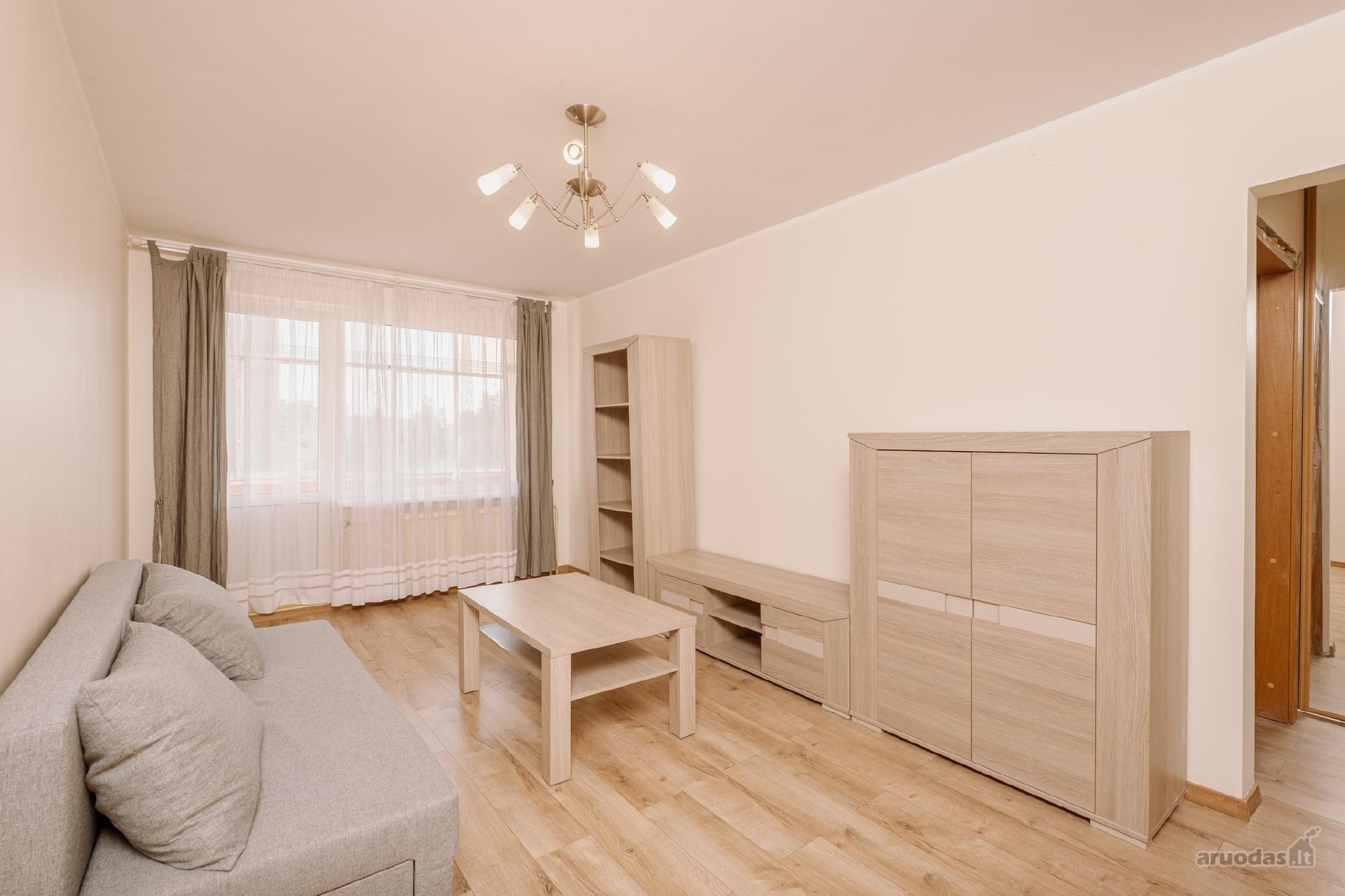 Žaliuojančių medžių apsuptyje, Karoliniškėse,