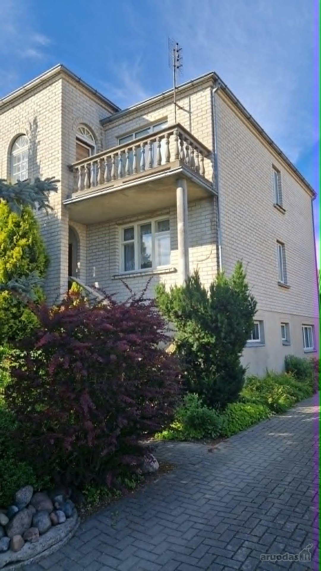 Parduodamas erdvus trijų aukštų namas su