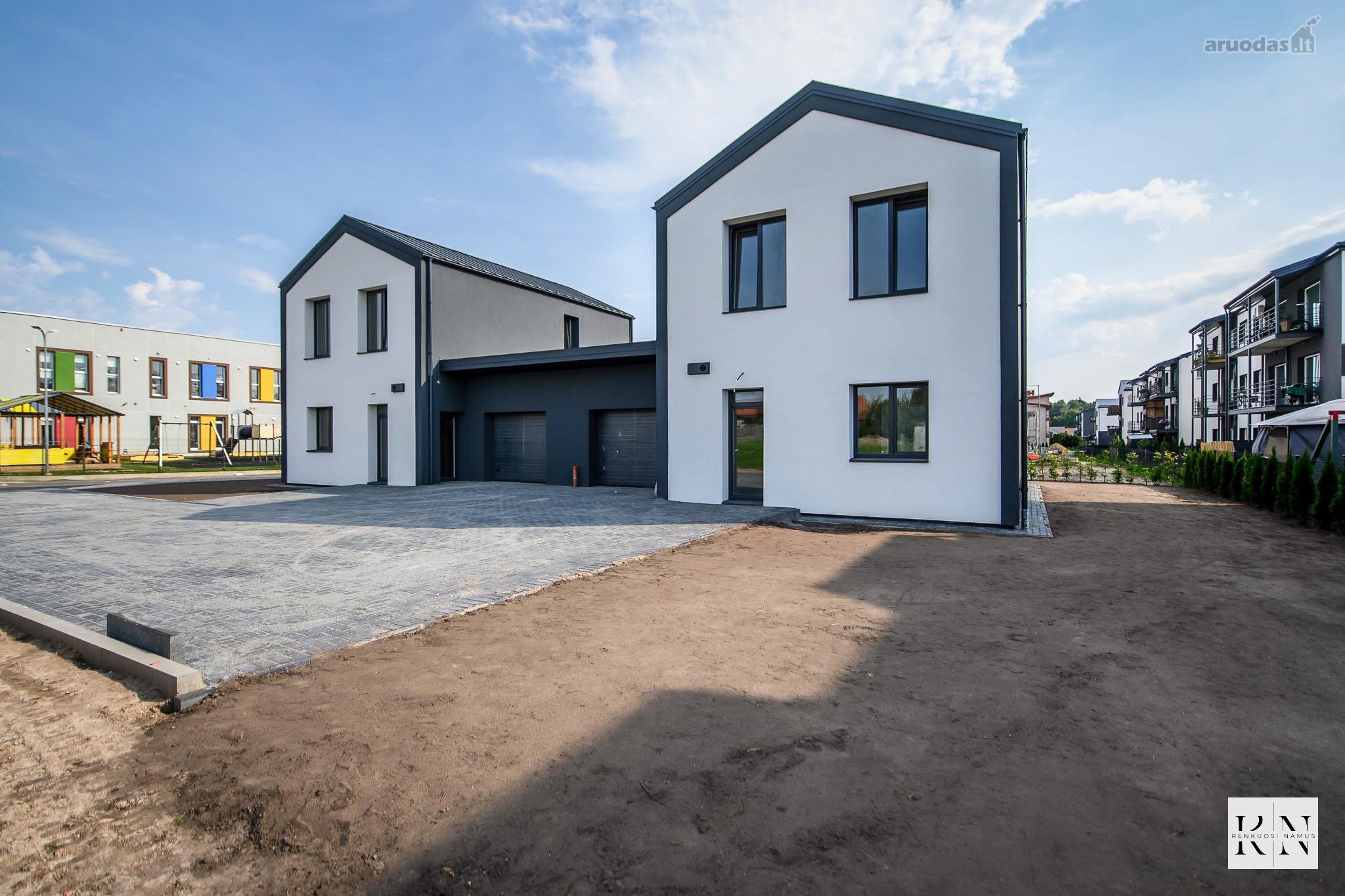 Naujas penkių dvibučių namų kvartalas