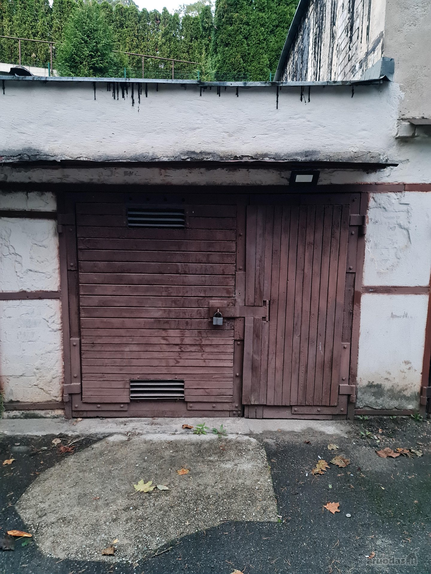 Garažas su duobe.