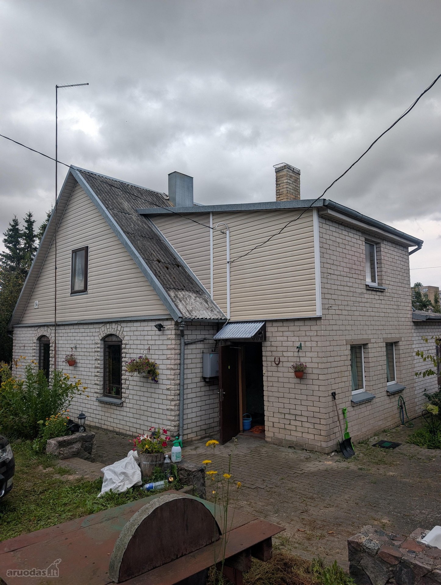 Parduodamas namas su 11.8a sklypu. Yra