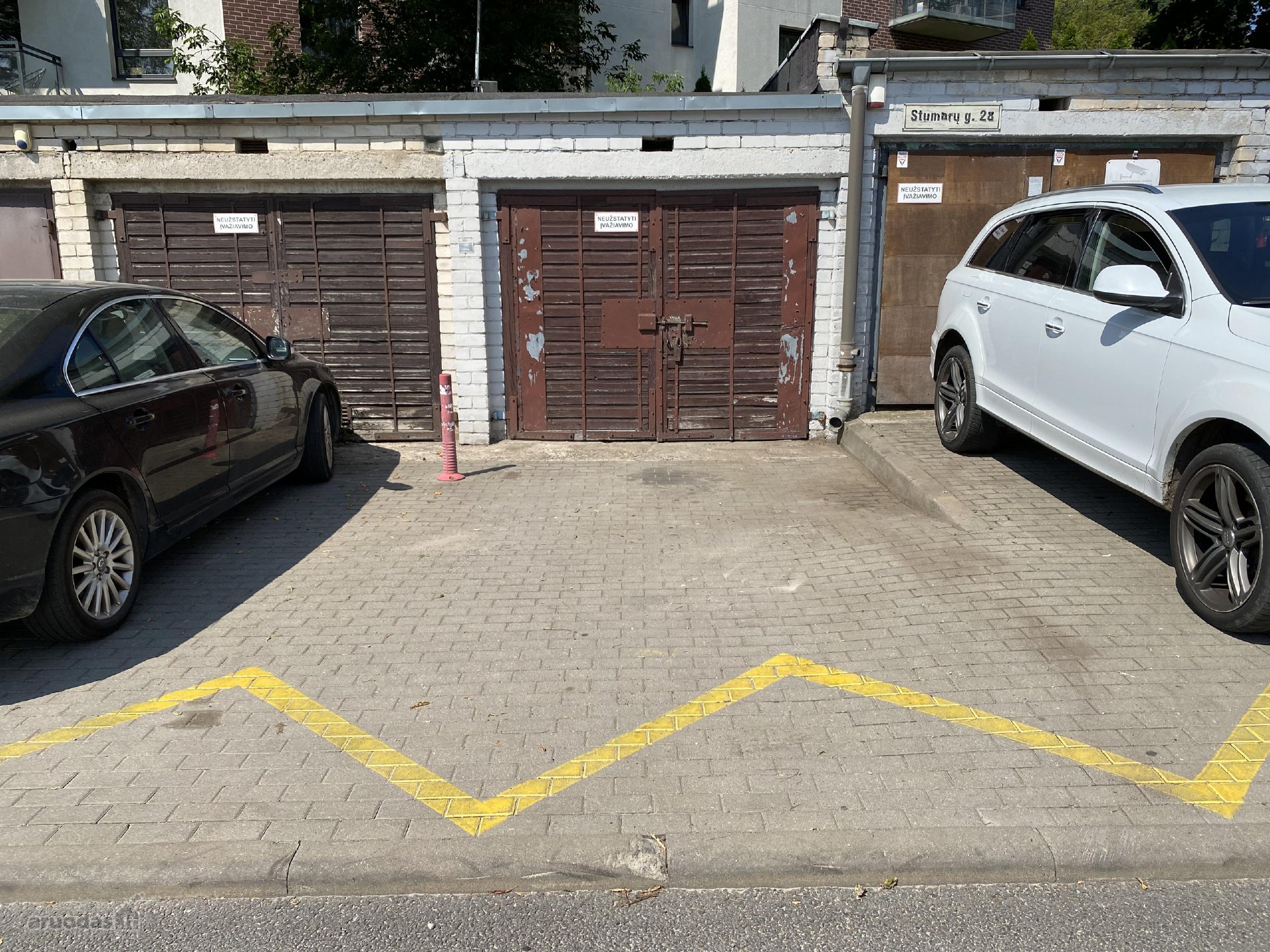 Garažas su rūsiu, ir sklypo dalimi. 2 vietos