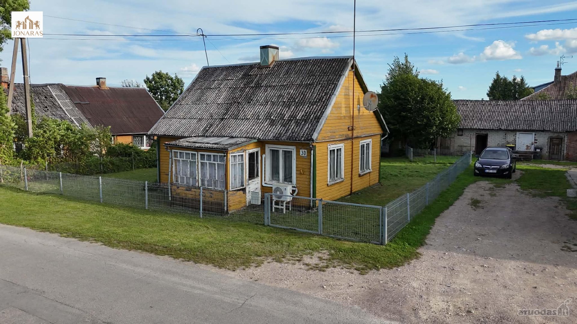 Parduodamas namas Viekšnių miestelio centre –