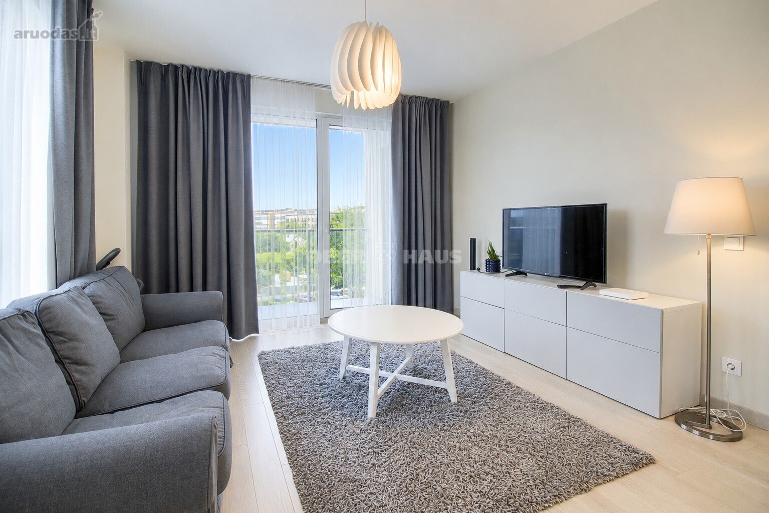 Išnuomojamas Modernus 2 Kambarių Butas Su
