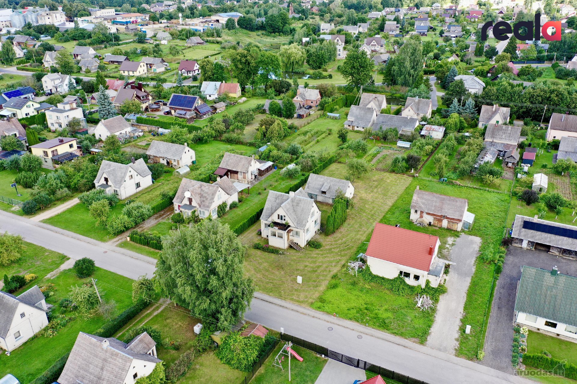 Erdvus mūrinis namas su 15 arų sklypu