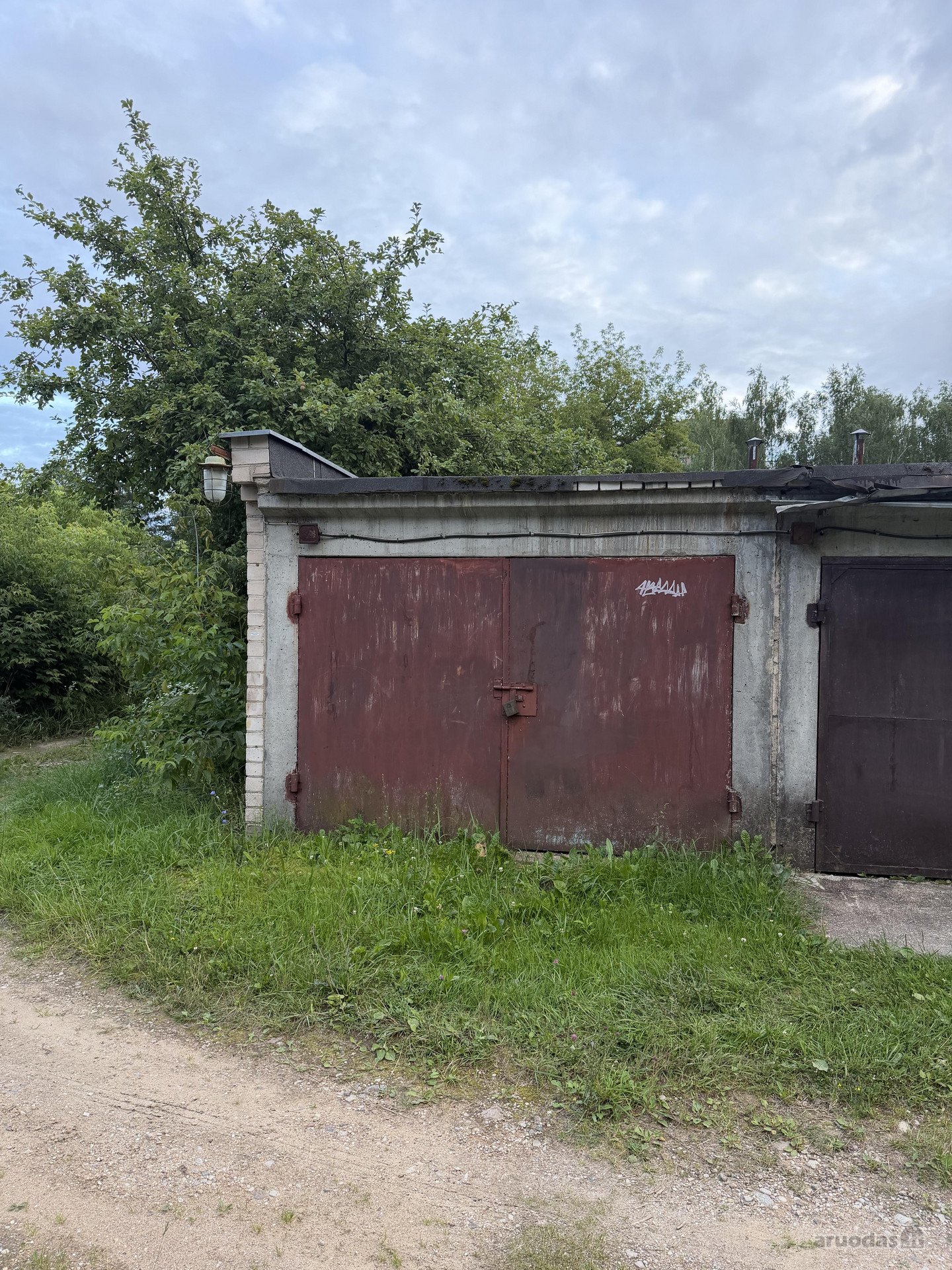 Be elektros (galima įsivesti), duobė po visu