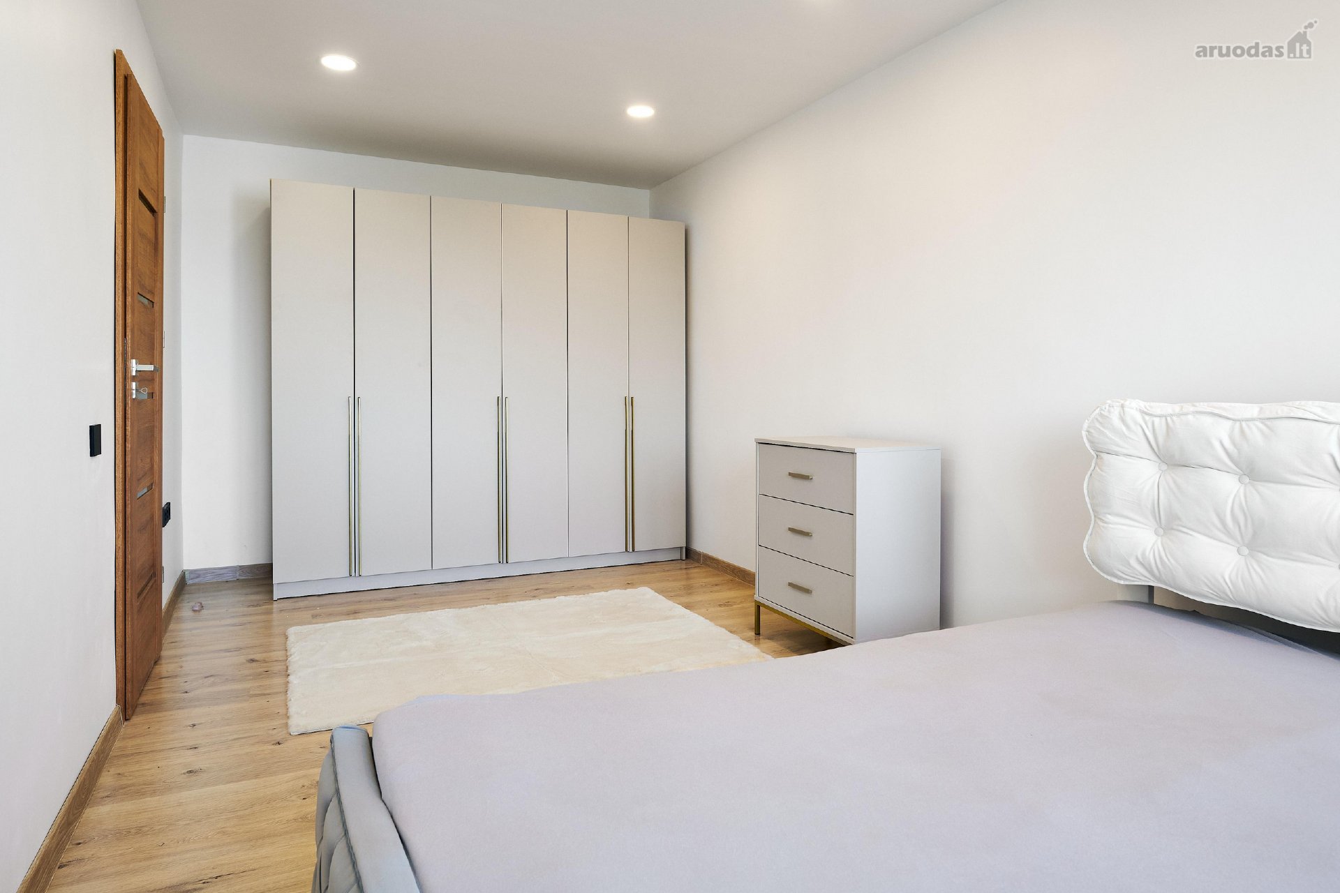 Išnuomojamas erdvus 2 kambarių butas