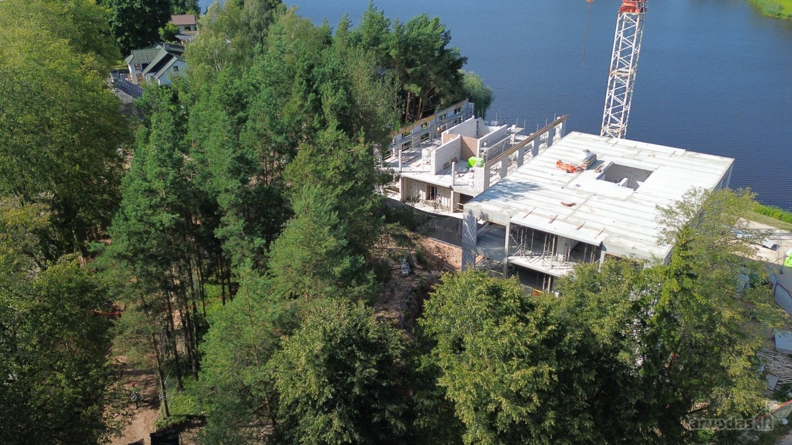 Jaukus butas, dviejų mažaaukščių pastatų
