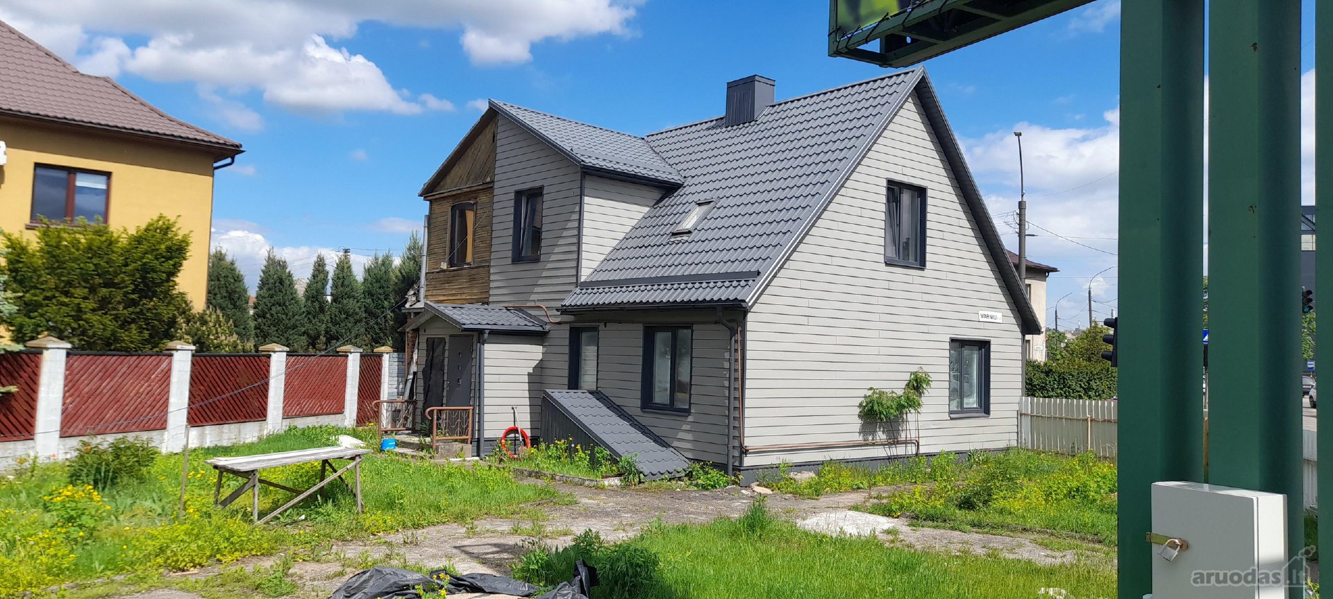 Namas yra pirmoje juostoje, puikus matomumas