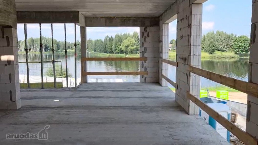Jaukus butas, dviejų mažaaukščių pastatų