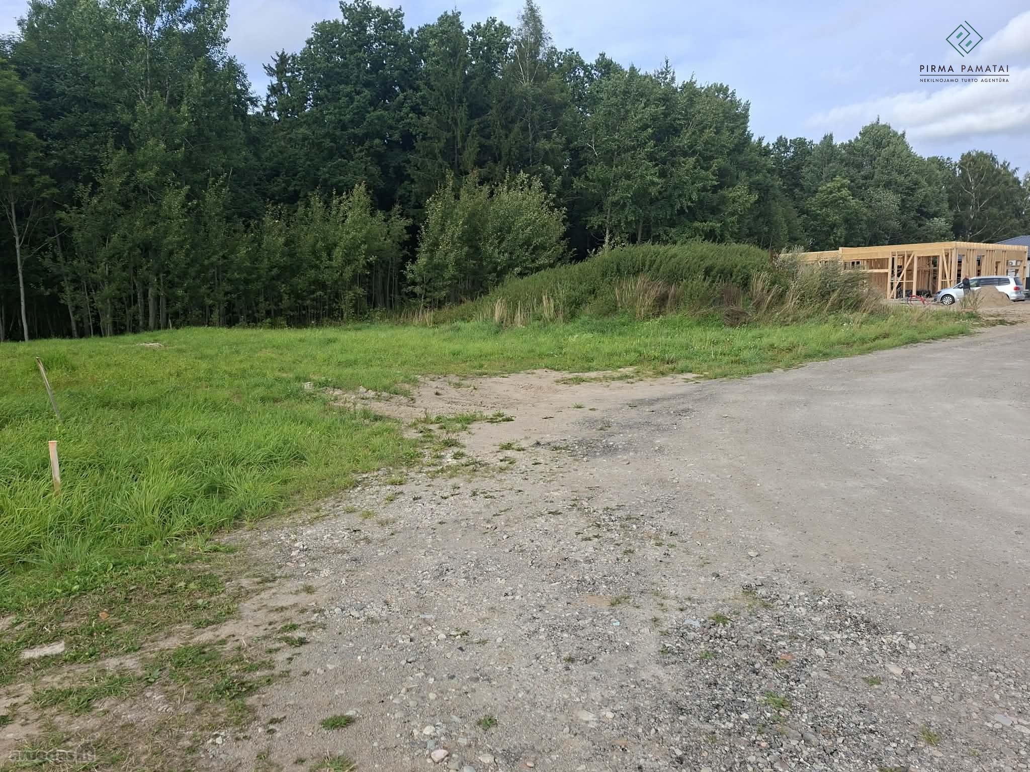 Patrauklioje vietoje prie miškelio, ramiame