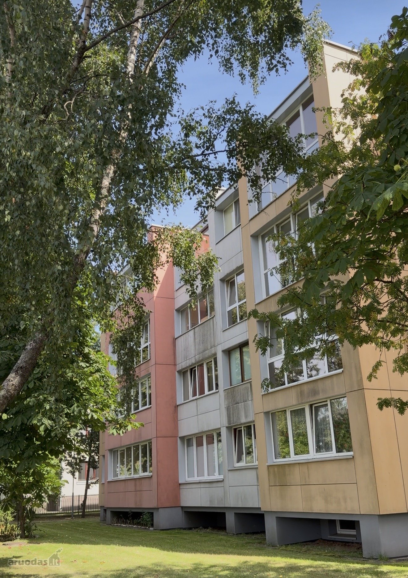 Parduodamas šviesus ir erdvus 4 kambarių