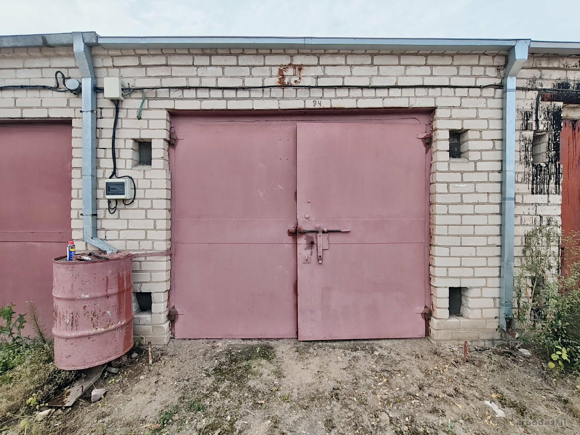 Parduodamas tvarkingas garažas su rūsiu,