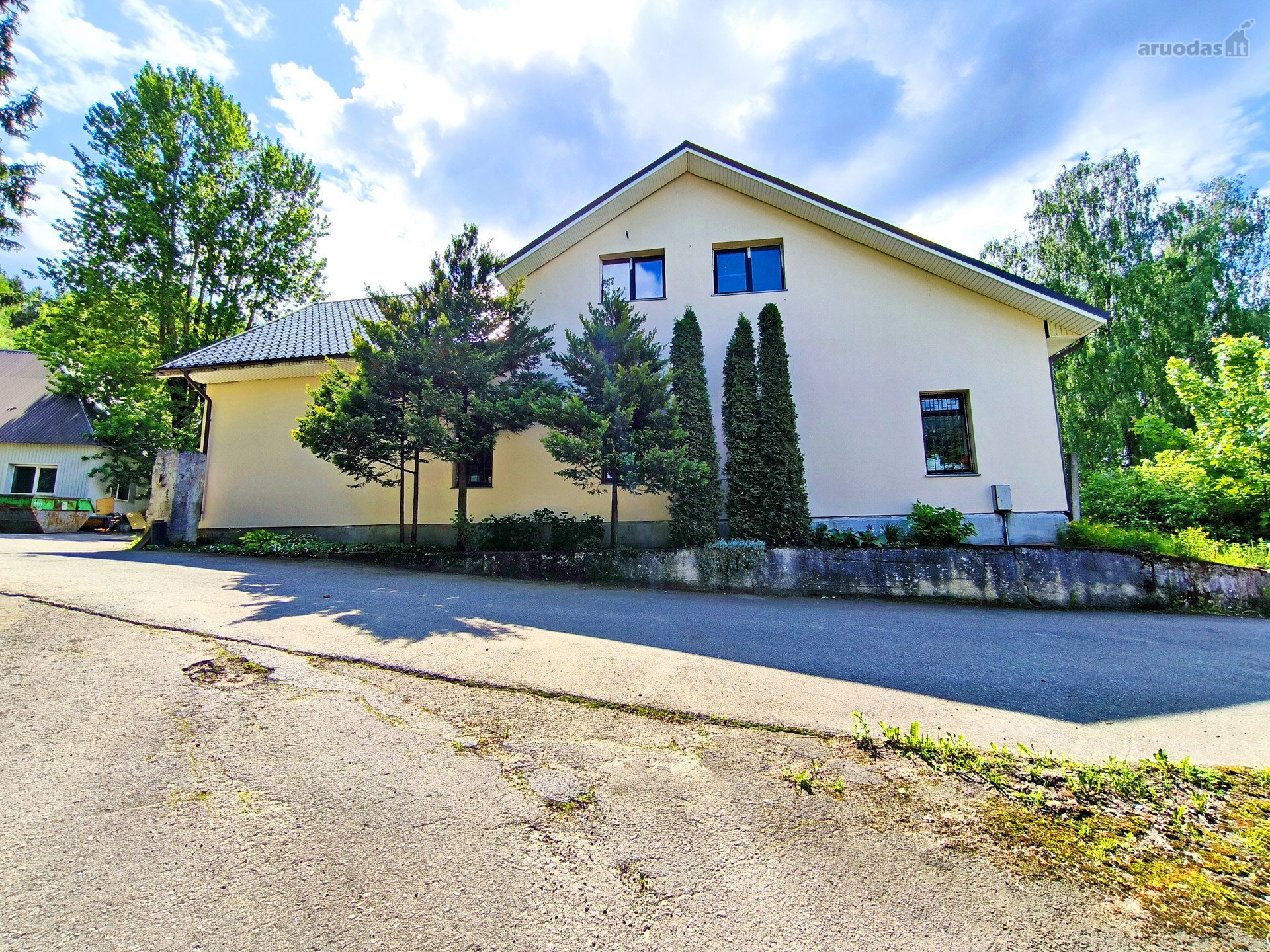 Parduodamas administracinis pastatas Rasų g.,