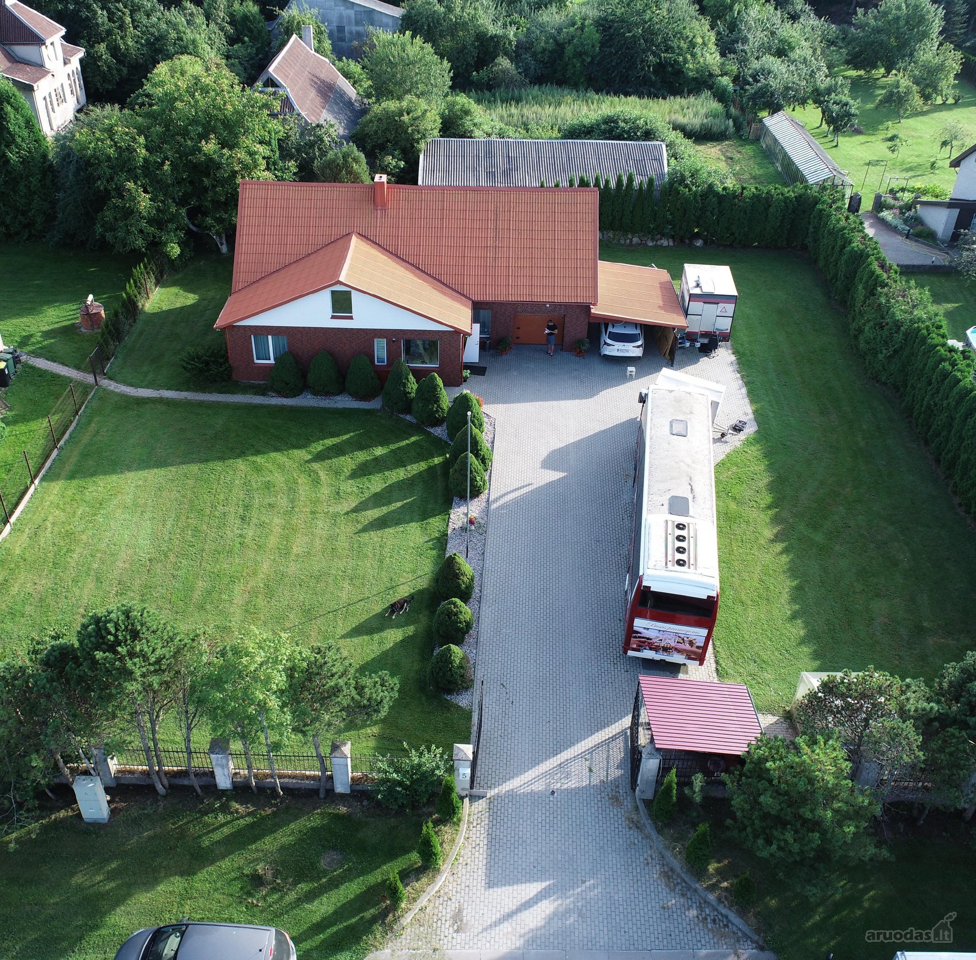 Darželis, mokykla, parduotuvė už 500 metrų.