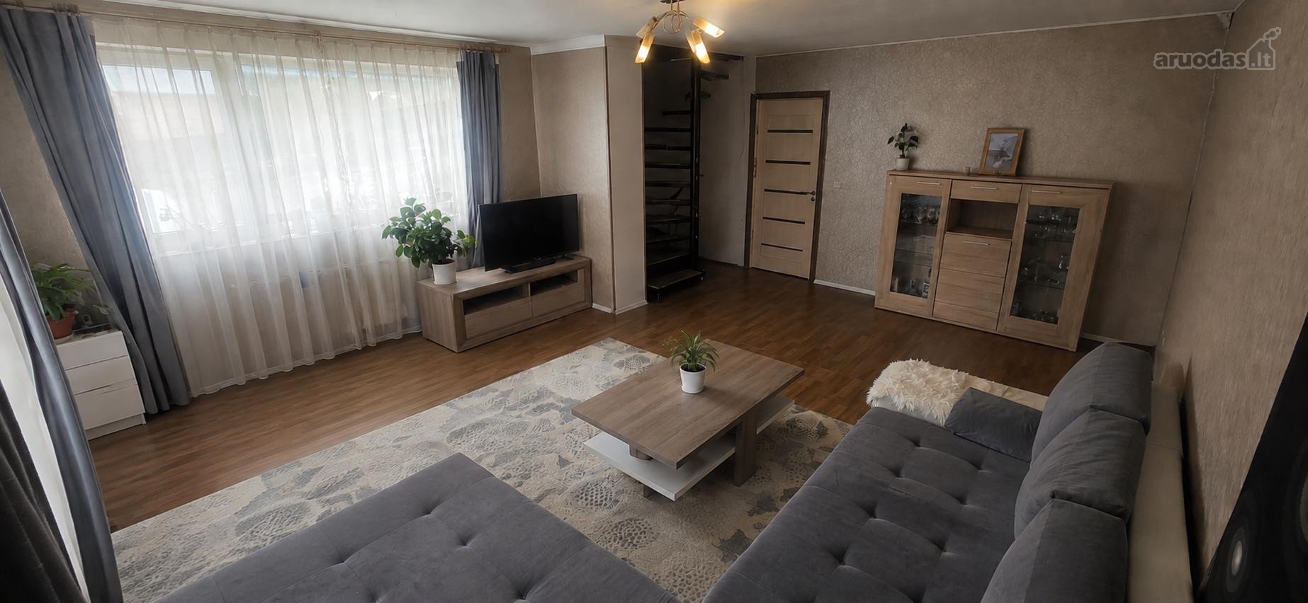 Namas įsikūręs ramioje sodų teritorijoje, o