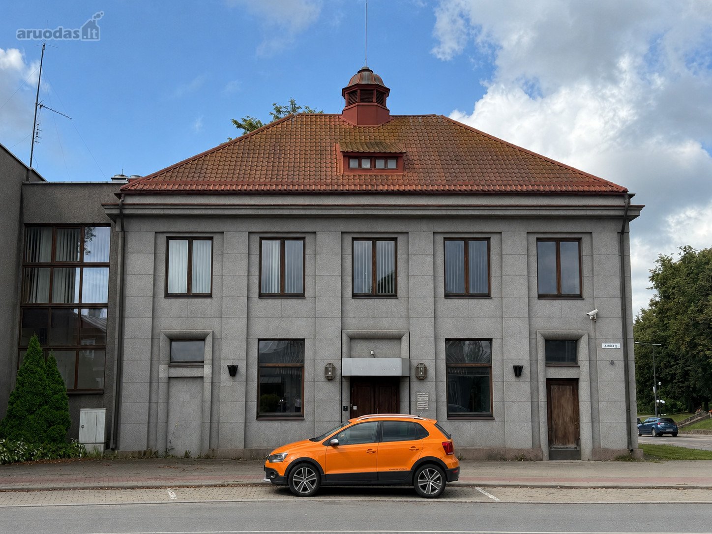 Įspūdingas Pastatas Utenos Miesto Centre