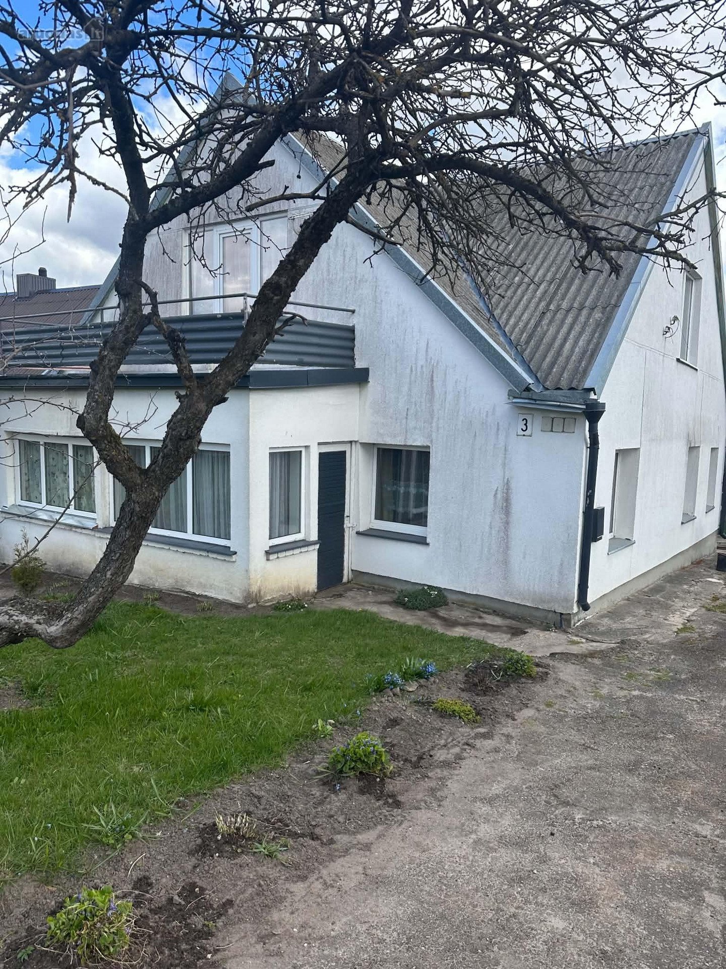 Parduodamas dviejų kambarių butas be patogumų.