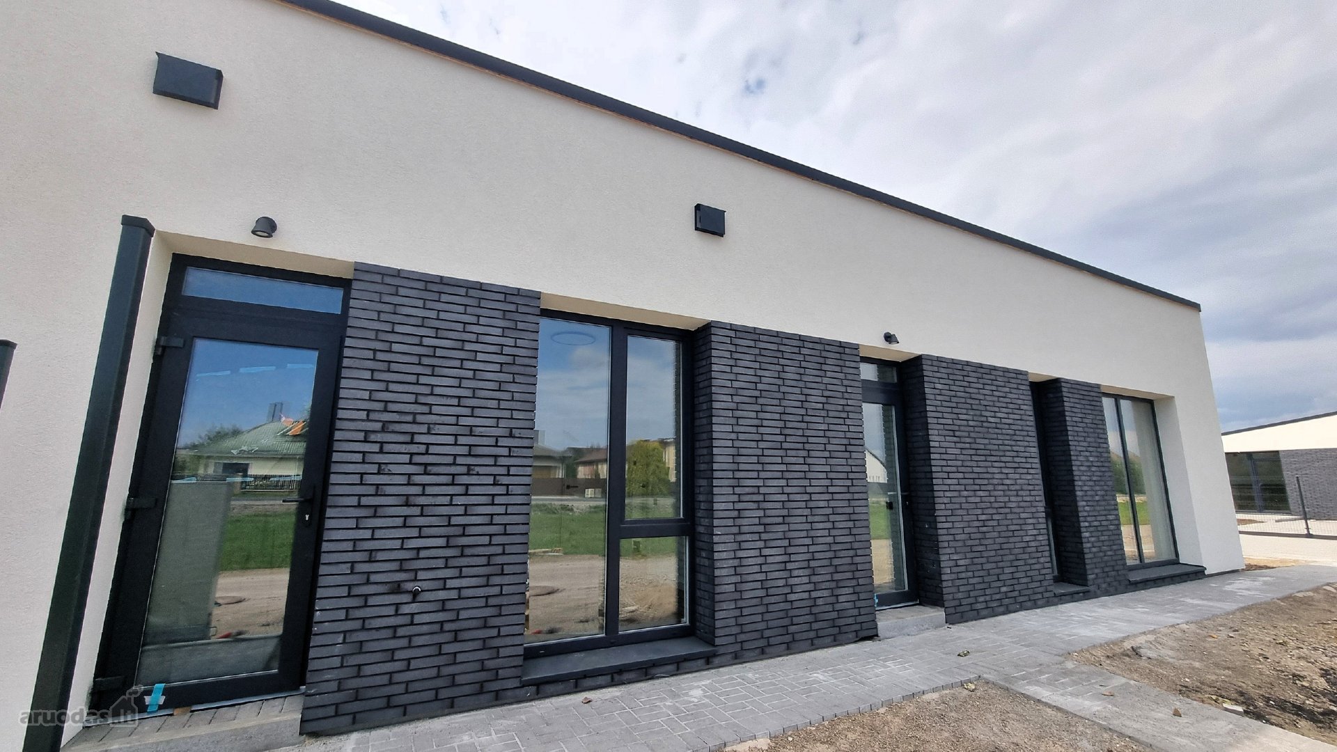 Parduodamas naujai įrengtas trijų kambarių
