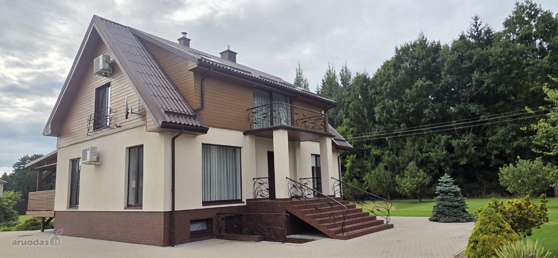 Parduodamas erdvus 2 aukštų namas su pilnai
