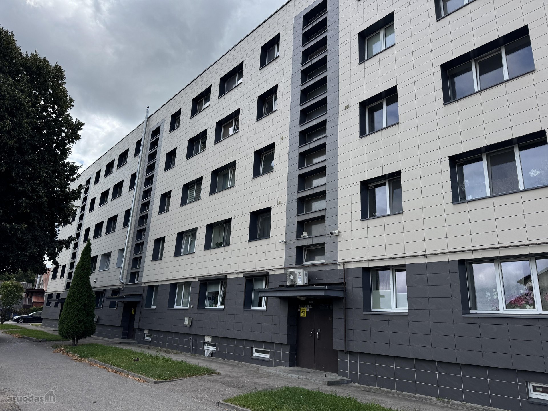 Be tarpininkų parduodamas 4 kambarių butas