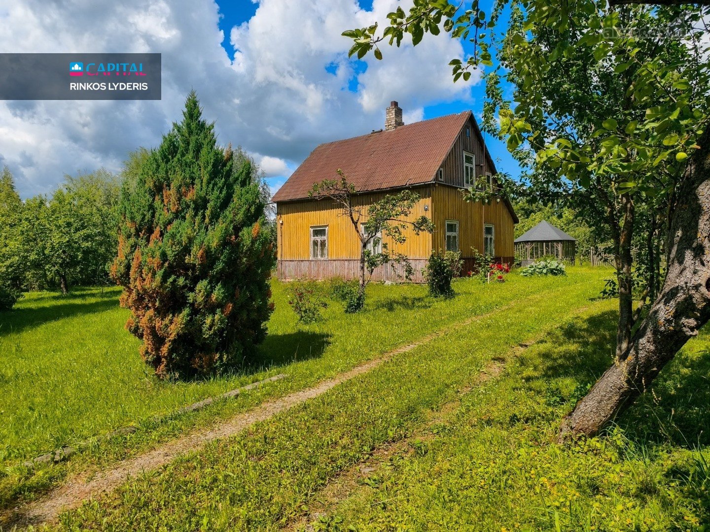 Parduodamas gyvenamasis namas su žemės sklypų