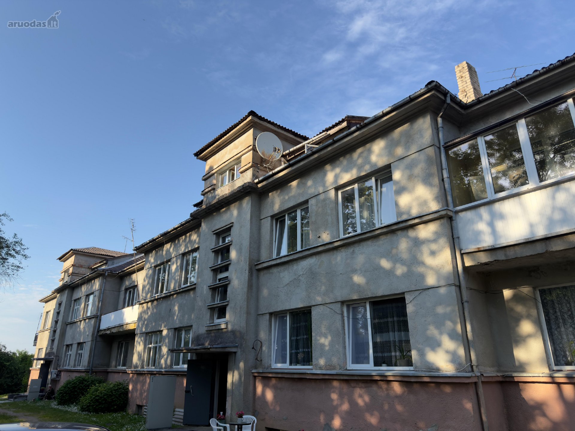 Parduodami du gretimi butai viename name