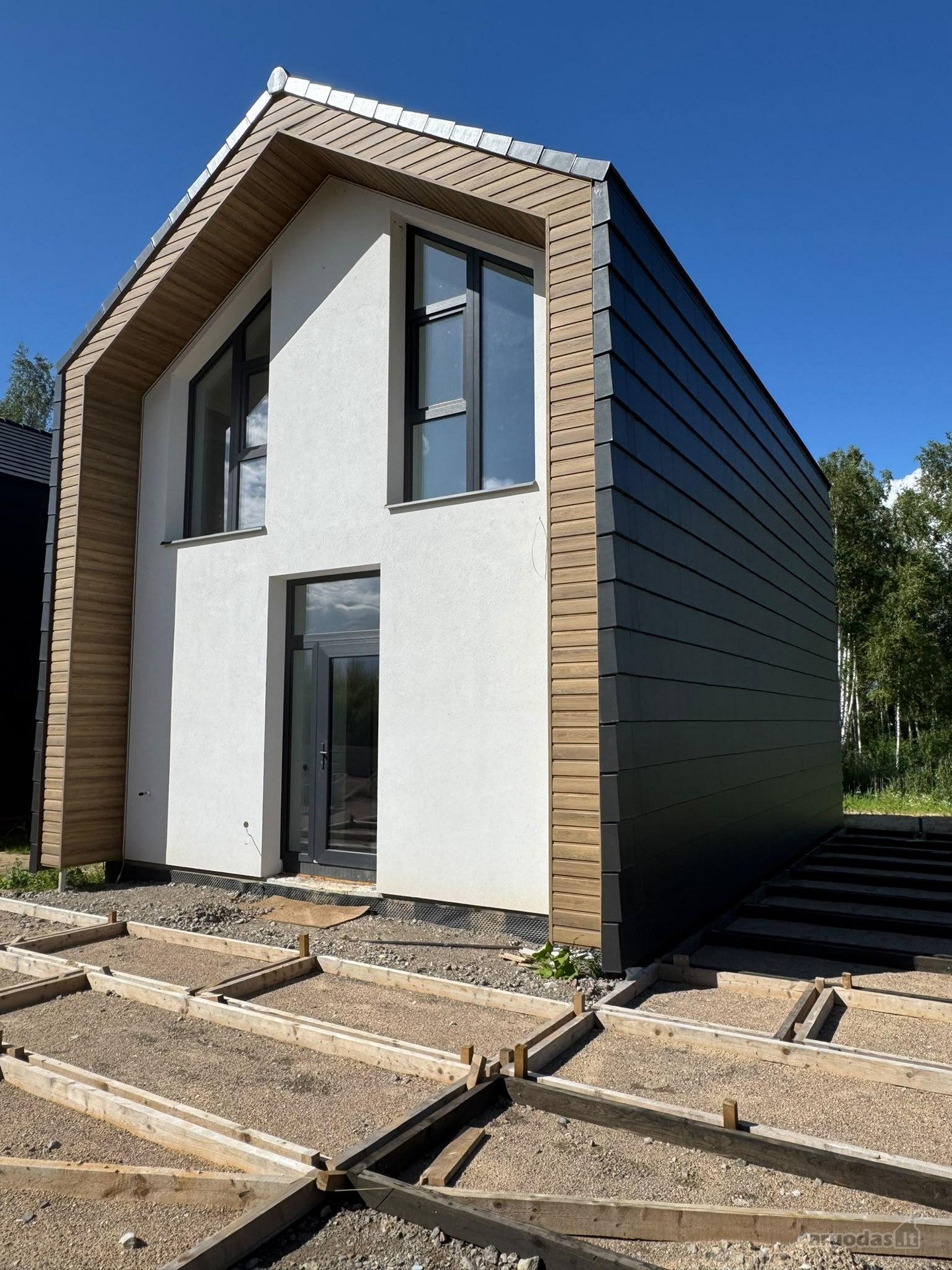Parduodamas dviejų aukštų 80 m² namas su 8