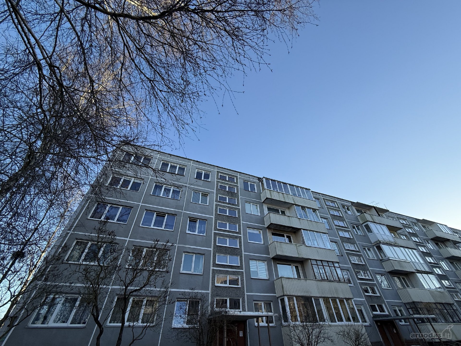 Be Tarpininkų parduodamas trijų kambarių