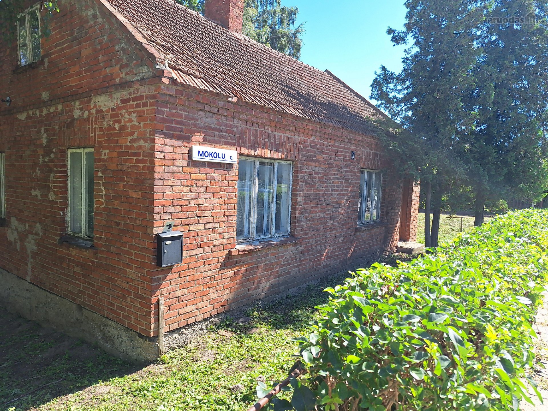 Namas vienoje iš centrinių gatvių,netoli