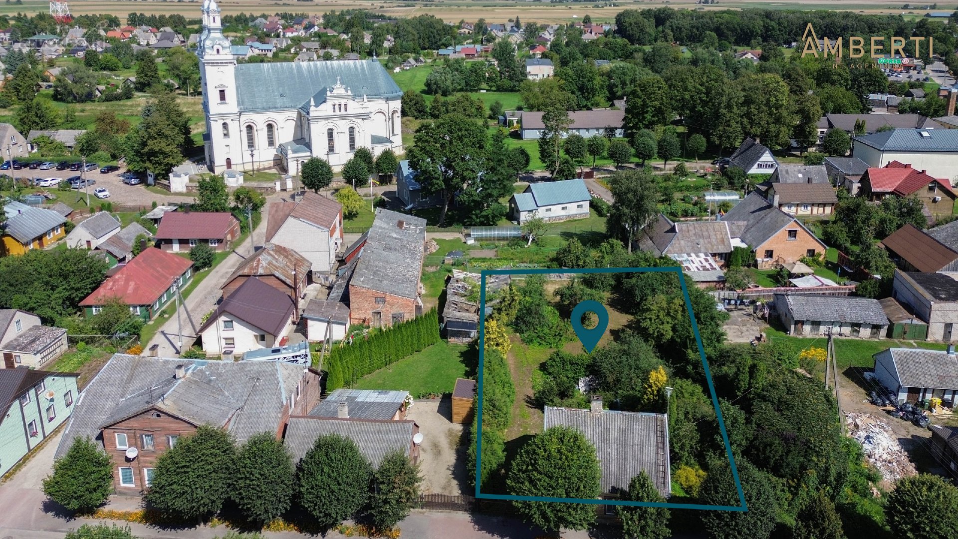 Parduodamas gyvenamasis namas su erdviu žemės