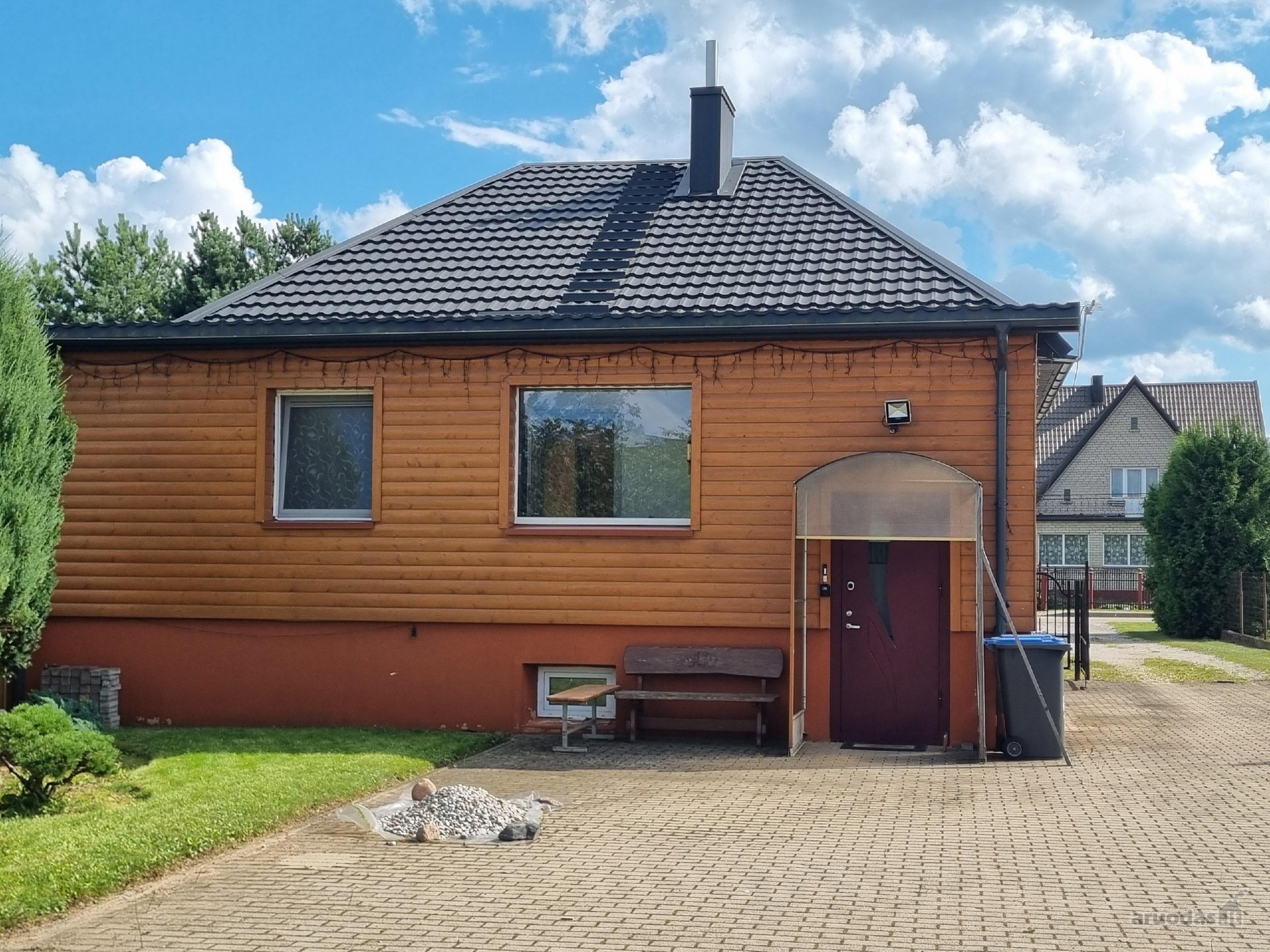 Parduodama pusę namo. Pirmas 45m2, rūsys 55m2.