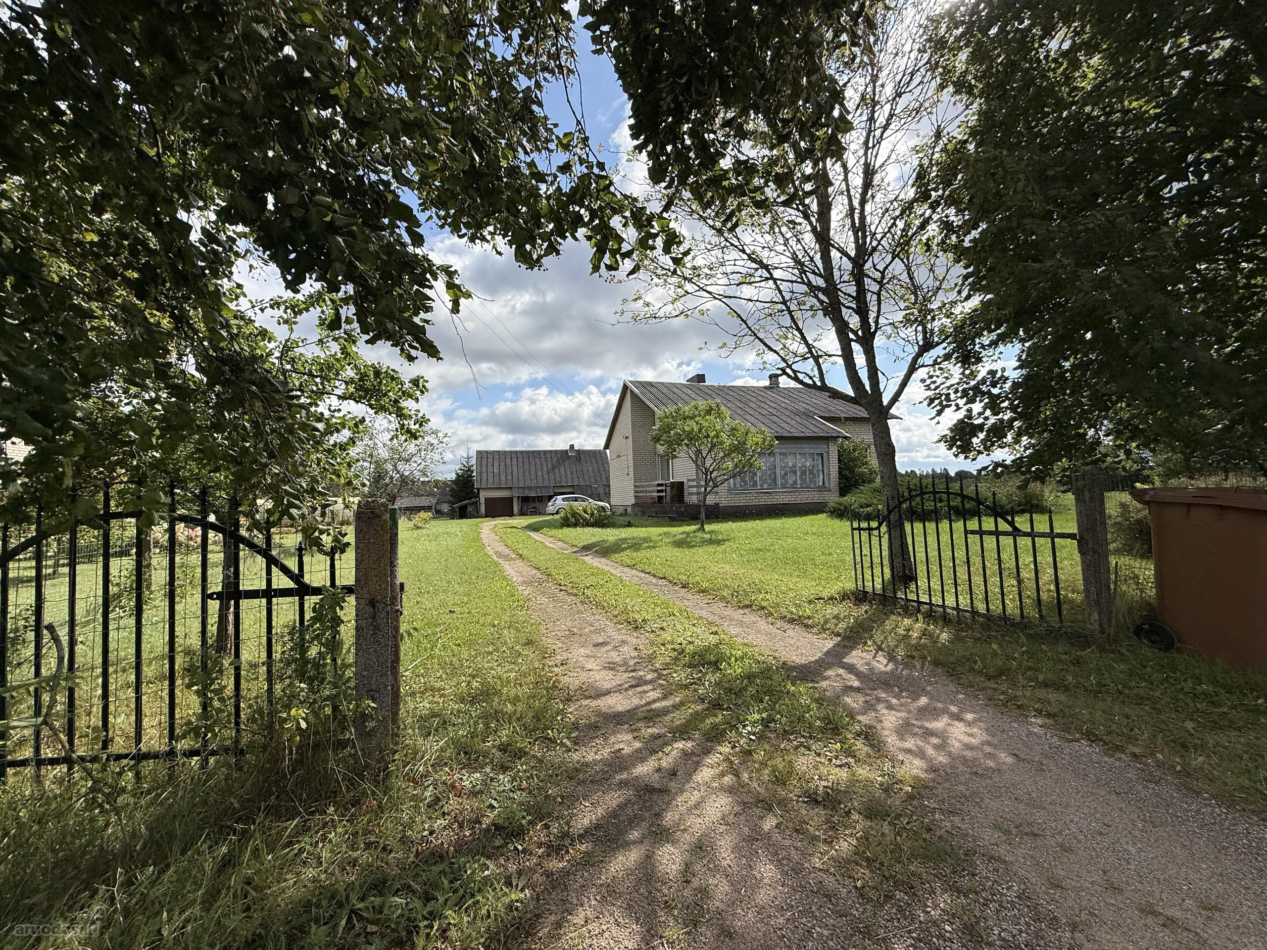 Parduodamas gyvenamasis namas su erdviu žemės