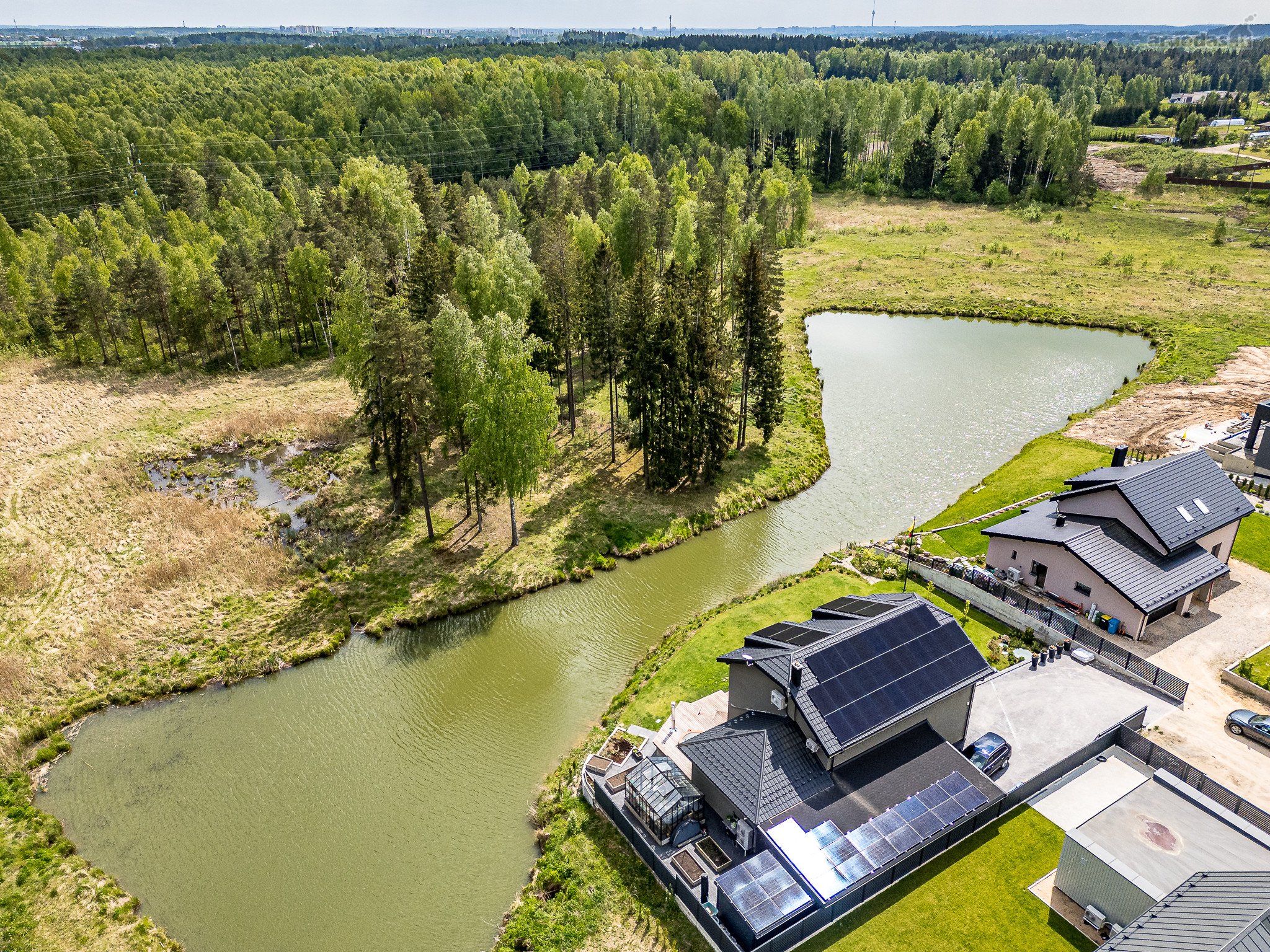 Namai kupini ramybės, jaukumo ir modernių bei