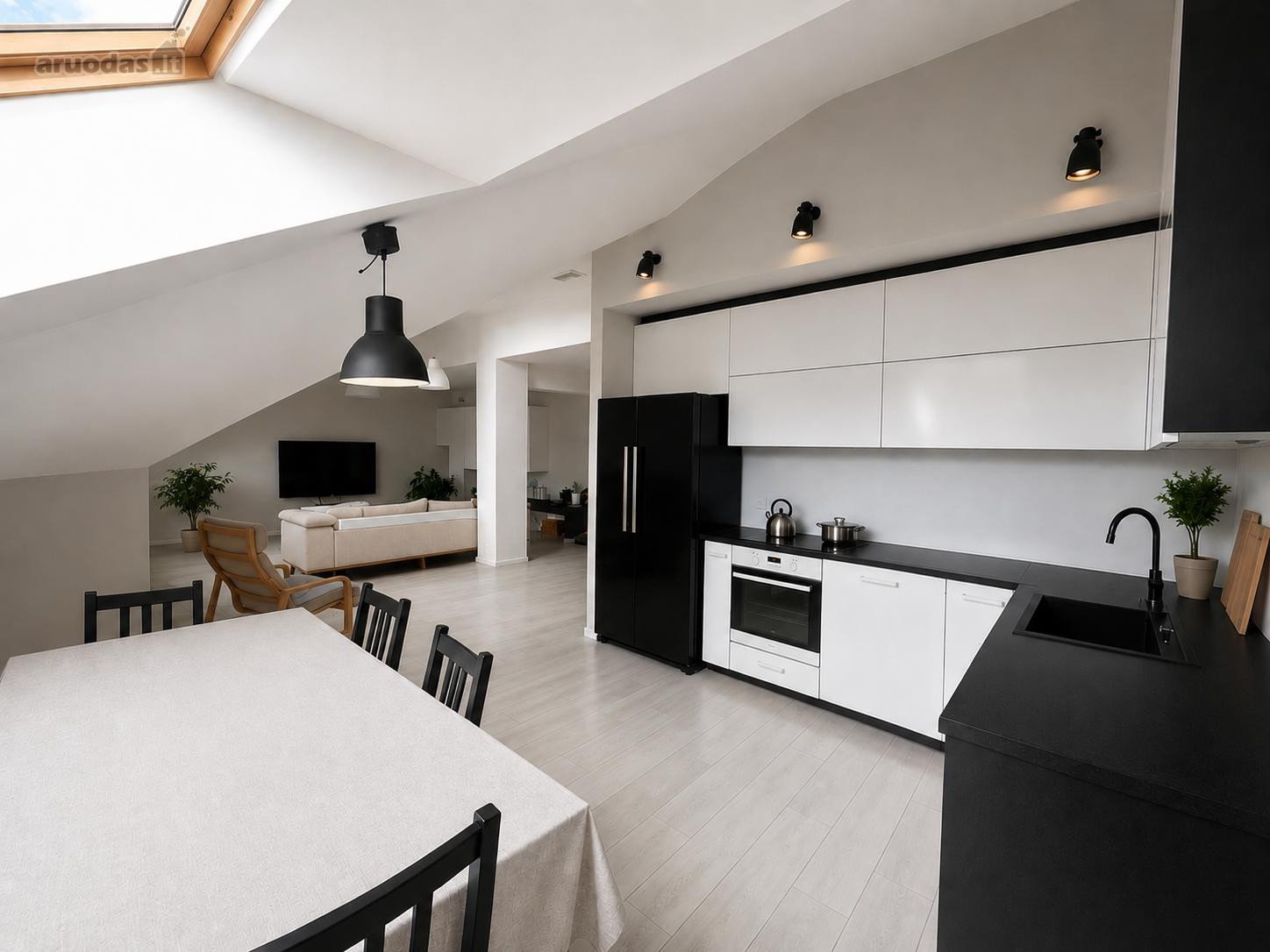 Be tarpininkų! Tad komisinio nėra, o derybos